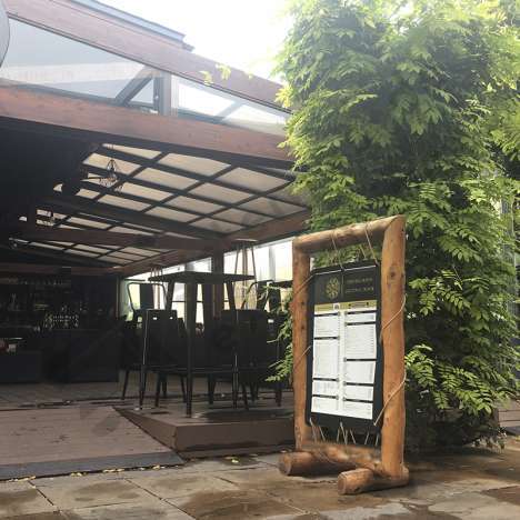 Pizarra colgante de troncos de madera